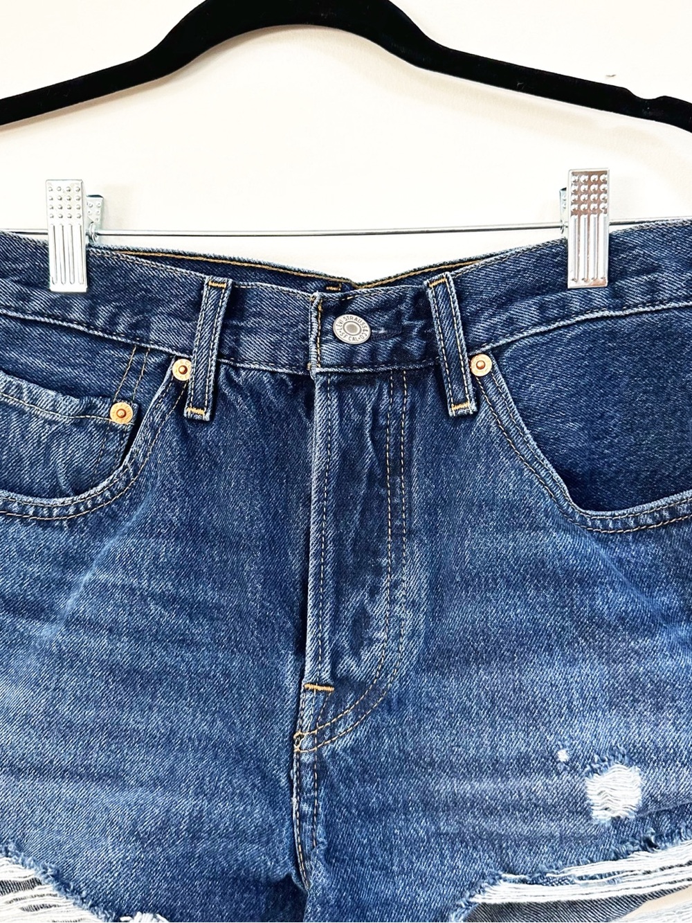 Levi’s 501 High Rise Distressed Denim Shorts Size 26 - Picture 5 of 8
